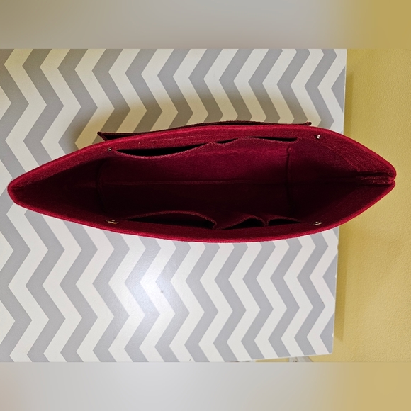 Disney X Coach City Tote Cruella Motif - Picture 10 of 17